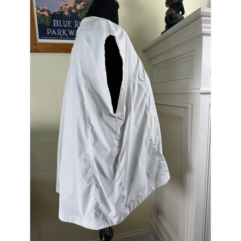 Athleta 1X White Sleeveless Blouse Hidden Button Front Lightweight Top
